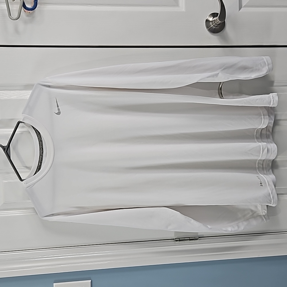 Nike dry-fit t-shirt color white size large